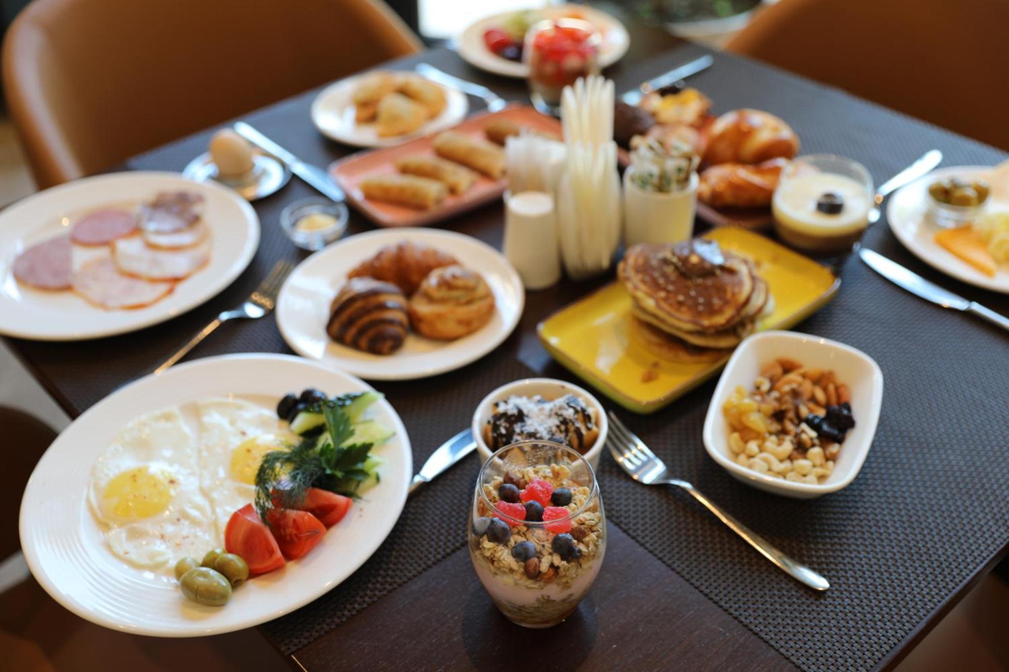 Karavansaray Turkistan Harbour Hotel -Flying Theatre Access מראה חיצוני תמונה A breakfast buffet